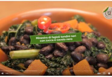 Minestra-di-fagioli-tondini-neri-con-zucca-e-cavolo-nero