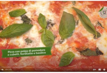 Pizza-con-polpa-di-pomodoro-a-cubetti-Gusto-Sano,-fiordilatte-e-basilico